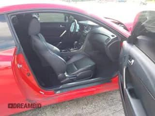 ✅ 2016 Hyundai Genesis Coupe Ultimate • VIN: KMHHU6KJ8GU134916 • Lot: 40965443. Wystawiony na IAAI z przebiegiem 64 429 mil. Bezpłatny archiwum sprzedaży aukcyjnych z USA i szczegółowy raport historii pojazdu na DreamBid. Zdjęcie 5.