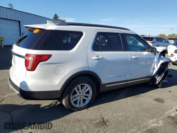 ✅ 2017 Ford Explorer XLT • VIN: 1FM5K7DH5HGD66575 • Lot: 90046215. Listed on Copart with 159,776 mi. Free auction sales archive from the USA and detailed vehicle history report at DreamBid. Image 3.