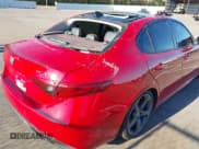 ✅ 2018 Alfa Romeo Giulia • VIN: ZARFAEDNXJ7571486 • Lot: 43603679. Wystawiony na IAAI z przebiegiem 95 536 mil. Bezpłatny archiwum sprzedaży aukcyjnych z USA i szczegółowy raport historii pojazdu na DreamBid. Zdjęcie 4.