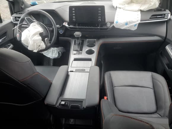 ✅ 2024 Toyota Sienna XSE • VIN: 5TDDRKEC3RS218854 • Lot: 57658695. Listed on Copart with 8,771 mi. Free auction sales archive from the USA and detailed vehicle history report at DreamBid. Image 8.