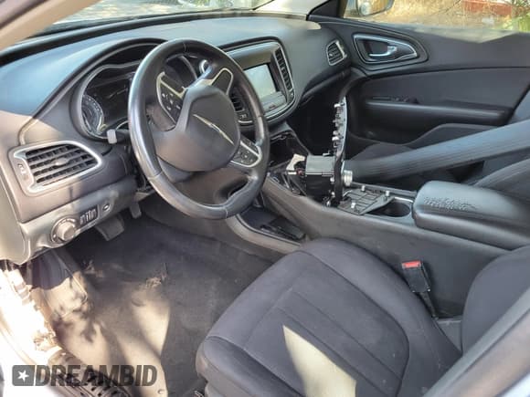 ✅ 2015 Chrysler 200 Limited • VIN: 1C3CCCAB0FN656088 • Лот: 42727369. Опубликован ранее на IAAI с пробегом 154 091 миль. Бесплатный доступ к архиву аукционных продаж из США и подробный отчёт об истории автомобиля на DreamBid. Изображение 6.