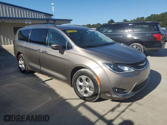 ✅ 2018 Chrysler Pacifica Hybrid Touring L • VIN: 2C4RC1L74JR164419 • Лот: 85110825. Опубликован ранее на Copart с пробегом 104 946 миль. Бесплатный доступ к архиву аукционных продаж из США и подробный отчёт об истории автомобиля на DreamBid. Изображение 4.