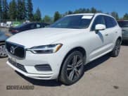 ✅ 2019 Volvo XC60 Momentum • VIN: LYVA22RK5KB191242 • Lot: 42697675. Wystawiony na IAAI z przebiegiem 64 410 mil. Bezpłatny archiwum sprzedaży aukcyjnych z USA i szczegółowy raport historii pojazdu na DreamBid. Zdjęcie 2.