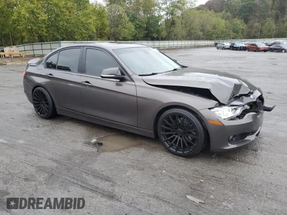 ✅ 2015 BMW 3 Series 328i xDrive • VIN: WBA3B5G59FNS16976 • Лот: 85710995. Опубликован ранее на Copart с пробегом 131 904 миль. Бесплатный доступ к архиву аукционных продаж из США и подробный отчёт об истории автомобиля на DreamBid. Изображение 4.