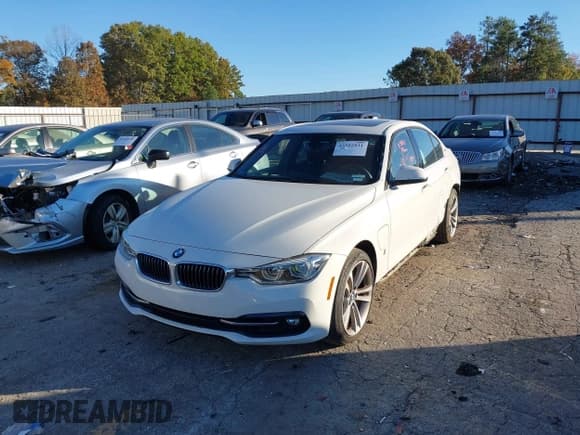 ✅ 2018 BMW 3 Series 330e • VIN: WBA8E1C50JA167548 • Lot: 43592931. Wystawiony na IAAI z przebiegiem 73 721 mil. Bezpłatny archiwum sprzedaży aukcyjnych z USA i szczegółowy raport historii pojazdu na DreamBid. Zdjęcie 19.