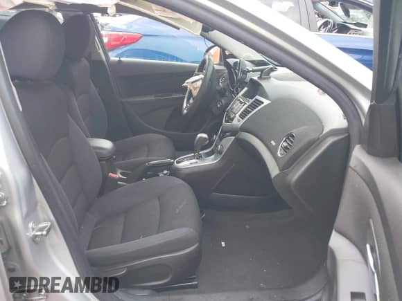 2015 Chevrolet Cruze LT z VIN 1G1PC5SB1F7172502, wystawiony jako IAAI lot #43353575 z przebiegiem 151 816 mil mil oraz . Historia ofert i sprzedaży dostępna na DreamBid. Obrazek 5.