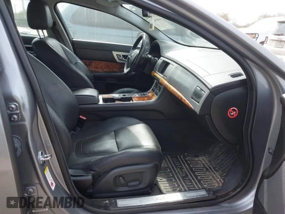 ✅ 2015 Jaguar XF T Premium • VIN: SAJWA0FS1FPU58051 • Lot: 41690461. Wystawiony na IAAI z przebiegiem 128 900 mil. Bezpłatny archiwum sprzedaży aukcyjnych z USA i szczegółowy raport historii pojazdu na DreamBid. Zdjęcie 5.