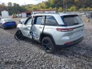 ✅ 2023 Jeep Grand Cherokee Laredo • VIN: 1C4RJHAG5P8829642 • Lot: 43522405. Wystawiony na IAAI z przebiegiem 26 012 mil. Bezpłatny archiwum sprzedaży aukcyjnych z USA i szczegółowy raport historii pojazdu na DreamBid. Zdjęcie 3.