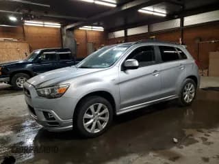 ✅ 2012 Mitsubishi Outlander SE • VIN: JA4AR4AUXCZ001315 • Lot: 90605975. Wystawiony na Copart z przebiegiem 166 570 mil. Bezpłatny archiwum sprzedaży aukcyjnych z USA i szczegółowy raport historii pojazdu na DreamBid. Zdjęcie 1.