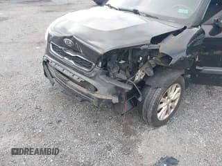 ✅ 2013 Kia Soul + • VIN: KNDJT2A64D7620339 • Lot: 43446255. Wystawiony na IAAI z przebiegiem 240 323 mil. Bezpłatny archiwum sprzedaży aukcyjnych z USA i szczegółowy raport historii pojazdu na DreamBid. Zdjęcie 6.