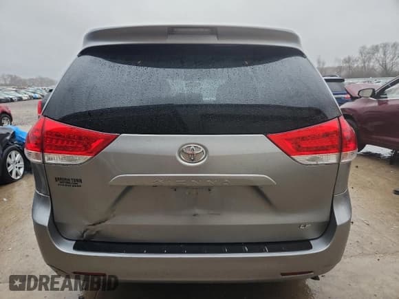 ✅ 2013 Toyota Sienna LE • VIN: 5TDKK3DC8DS291357 • Lot: 93316515. Wystawiony na Copart z przebiegiem 136 904 mil. Bezpłatny archiwum sprzedaży aukcyjnych z USA i szczegółowy raport historii pojazdu na DreamBid. Zdjęcie 6.