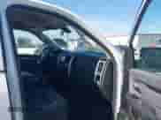 2024 Ram 1500 SLT z VIN 1C6RR7GG0RS156623, wystawiony jako IAAI lot #42702884 z przebiegiem 27 953 mil mil oraz . Historia ofert i sprzedaży dostępna na DreamBid. Obrazek 5.