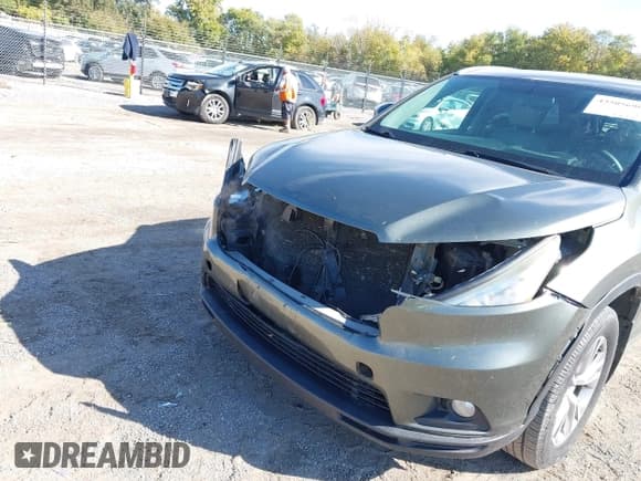 ✅ 2014 Toyota Highlander XLE • VIN: 5TDJKRFH4ES022684 • Lot: 43505696. Listed on IAAI with 229,555 mi. Free auction sales archive from the USA and detailed vehicle history report at DreamBid. Image 12.