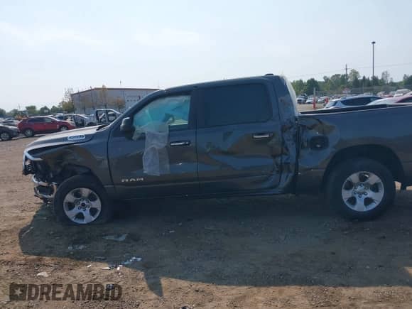 2019 Ram 1500 Big Horn z VIN 1C6RRFFGXKN709911, wystawiony jako IAAI lot #40337177 z przebiegiem 124 338 mil mil oraz . Historia ofert i sprzedaży dostępna na DreamBid. Obrazek 14.