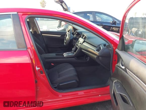 ✅ 2021 Honda Civic LX • VIN: 2HGFC2F61MH535513 • Lot: 43541753. Wystawiony na IAAI z przebiegiem 88 202 mil. Bezpłatny archiwum sprzedaży aukcyjnych z USA i szczegółowy raport historii pojazdu na DreamBid. Zdjęcie 5.