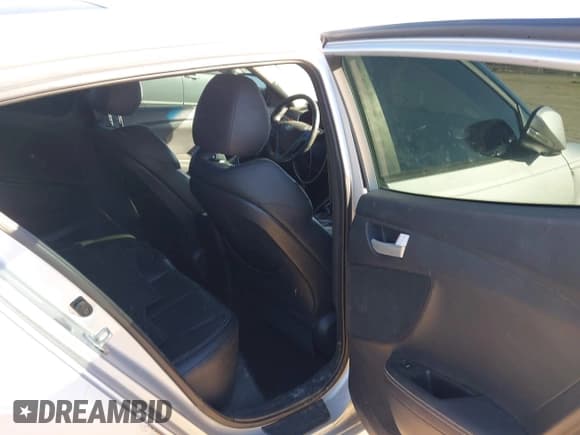 ✅ 2013 Hyundai Veloster Turbo • VIN: KMHTC6AE6DU162372 • Lot: 41481820. Wystawiony na IAAI z przebiegiem 105 650 mil. Bezpłatny archiwum sprzedaży aukcyjnych z USA i szczegółowy raport historii pojazdu na DreamBid. Zdjęcie 8.