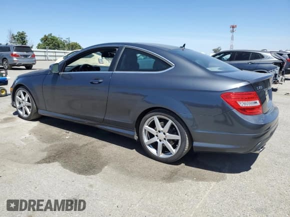 ✅ 2013 Mercedes-Benz C 250 • VIN: WDDGJ4HB2DF994782 • Lot: 57336875. Wystawiony na Copart z przebiegiem 113 762 mil. Bezpłatny archiwum sprzedaży aukcyjnych z USA i szczegółowy raport historii pojazdu na DreamBid. Zdjęcie 2.