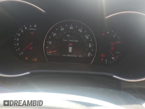 ✅ 2015 Kia Sorento EX • VIN: 5XYKU4A74FG627836 • Лот: 81930875. Опубликован ранее на Copart с пробегом 186 767 миль. Бесплатный доступ к архиву аукционных продаж из США и подробный отчёт об истории автомобиля на DreamBid. Изображение 9.