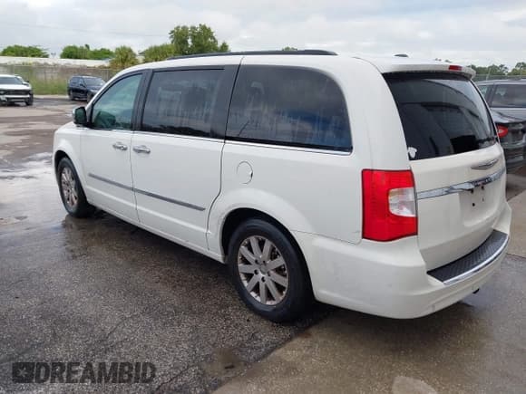 ✅ 2011 Chrysler Town & Country Touring L • VIN: 2A4RR8DG2BR759125 • Lot: 43131684. Listed on IAAI with 213,826 mi. Free auction sales archive from the USA and detailed vehicle history report at DreamBid. Image 3.