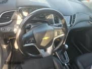 ✅ 2022 Chevrolet Trax LT • VIN: KL7CJPSM6NB519792 • Lot: 43944791. Wystawiony na IAAI z przebiegiem 39 769 mil. Bezpłatny archiwum sprzedaży aukcyjnych z USA i szczegółowy raport historii pojazdu na DreamBid. Zdjęcie 5.