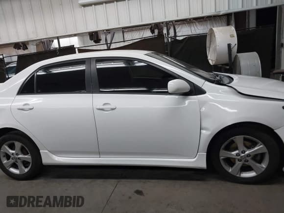 ✅ 2013 Toyota Corolla LE • VIN: 5YFBU4EE1DP185387 • Lot: 42996516. Wystawiony na IAAI z przebiegiem 211 968 mil. Bezpłatny archiwum sprzedaży aukcyjnych z USA i szczegółowy raport historii pojazdu na DreamBid. Zdjęcie 13.