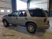 2002 Chevrolet Blazer LS z VIN 1GNDT13WX2K149500, wystawiony jako Copart lot #81766444 z przebiegiem 251 330 mil mil oraz Szkoda całkowita • Salvage title. Historia ofert i sprzedaży dostępna na DreamBid. Obrazek 2.