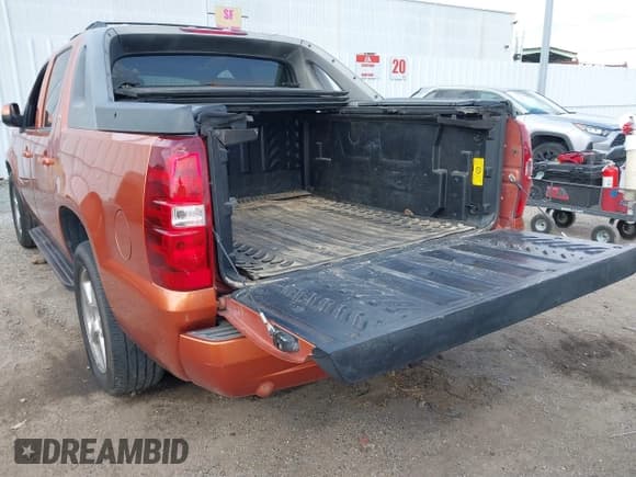 ✅ 2008 Chevrolet Avalanche LTZ • VIN: 3GNEC12J48G216702 • Lot: 41753596. Listed on IAAI with 299,925 mi. Free auction sales archive from the USA and detailed vehicle history report at DreamBid. Image 18.