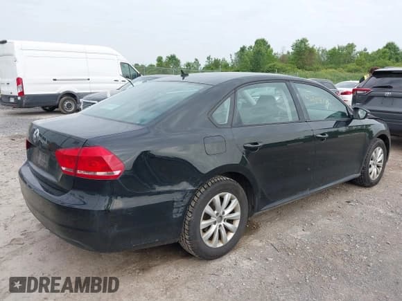 ✅ 2012 Volkswagen Passat S • VIN: 1VWAP7A31CC086856 • Lot: 42504779. Wystawiony na IAAI z przebiegiem 237 391 mil. Bezpłatny archiwum sprzedaży aukcyjnych z USA i szczegółowy raport historii pojazdu na DreamBid. Zdjęcie 4.