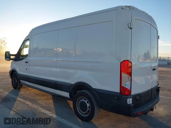 ✅ 2019 Ford Transit • VIN: 1FTBW2CM4KKB73058 • Lot: 43800917. Wystawiony na IAAI z przebiegiem 98 200 mil. Bezpłatny archiwum sprzedaży aukcyjnych z USA i szczegółowy raport historii pojazdu na DreamBid. Zdjęcie 3.