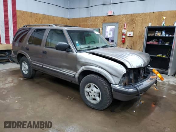 1998 Chevrolet Blazer LT z VIN 1GNDT13W5W2275852, wystawiony jako Copart lot #77938284 z przebiegiem 181 678 mil mil oraz Czysty tytuł • Clean title. Historia ofert i sprzedaży dostępna na DreamBid. Obrazek 4.