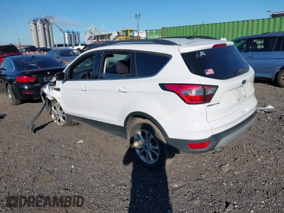 2018 Ford Escape SE z VIN 1FMCU9GD7JUC68368, wystawiony jako IAAI lot #43336557 z przebiegiem 104 766 mil mil oraz . Historia ofert i sprzedaży dostępna na DreamBid. Obrazek 3.