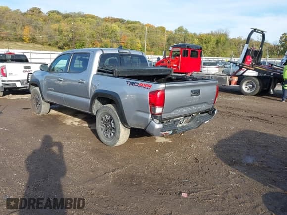 ✅ 2017 Toyota Tacoma TRD Sport • VIN: 3TMCZ5AN3HM060115 • Лот: 43562110. Опубликован ранее на IAAI с пробегом 155 293 миль. Бесплатный доступ к архиву аукционных продаж из США и подробный отчёт об истории автомобиля на DreamBid. Изображение 3.