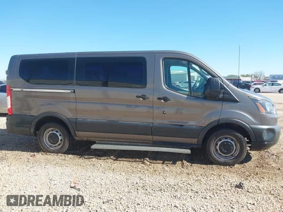 ✅ 2015 Ford Transit XL • VIN: 1FMZK1YM5FKA75770 • Lot: 41814452. Wystawiony na IAAI z przebiegiem 69 769 mil. Bezpłatny archiwum sprzedaży aukcyjnych z USA i szczegółowy raport historii pojazdu na DreamBid. Zdjęcie 13.