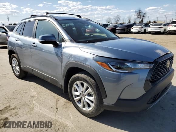 ✅ 2023 Toyota Corolla Cross LE • VIN: 7MUBAABG8PV045934 • Lot: 52174075. Wystawiony na Copart z przebiegiem 11 378 mil. Bezpłatny archiwum sprzedaży aukcyjnych z USA i szczegółowy raport historii pojazdu na DreamBid. Zdjęcie 4.