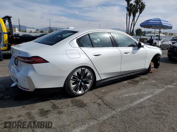 ✅ 2024 BMW i5 eDrive40 • VIN: WBY33FK09RCR63560 • Lot: 51169485. Wystawiony na Copart z przebiegiem 2 973 mil. Bezpłatny archiwum sprzedaży aukcyjnych z USA i szczegółowy raport historii pojazdu na DreamBid. Zdjęcie 3.