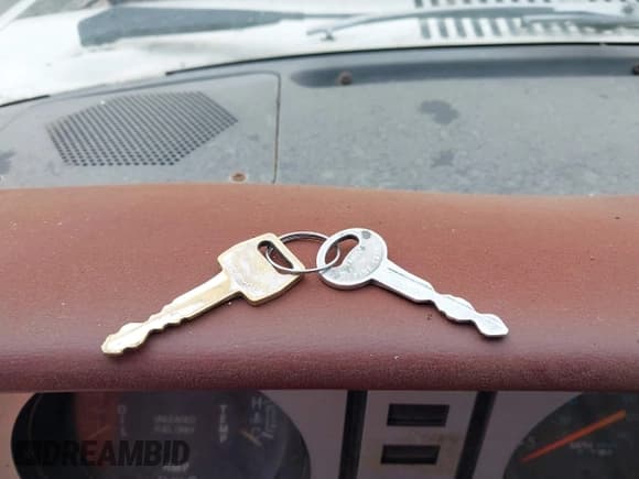 ✅ 1985 Ford Ranger S • VIN: 1FTCR10S8FUA23702 • Lot: 42017521. Wystawiony na IAAI z przebiegiem 12 320 mil. Bezpłatny archiwum sprzedaży aukcyjnych z USA i szczegółowy raport historii pojazdu na DreamBid. Zdjęcie 11.