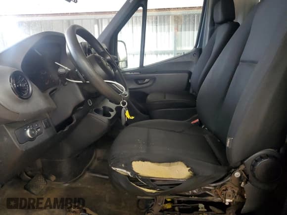 ✅ 2019 Mercedes-Benz Sprinter Cargo • VIN: WD4PF0CD9KP052593 • Lot: 56998355. Listed on Copart with 142,182 mi. Free auction sales archive from the USA and detailed vehicle history report at DreamBid. Image 7.