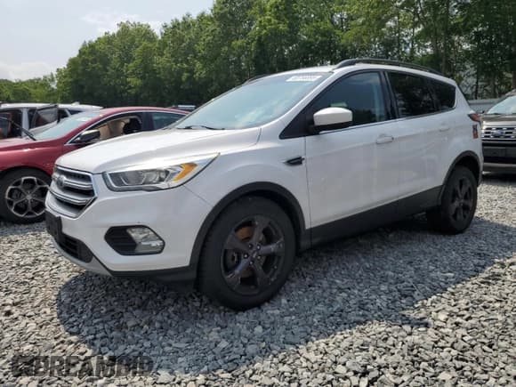 ✅ 2017 Ford Escape SE • VIN: 1FMCU9GDXHUB33878 • Lot: 60756895. Wystawiony na Copart z przebiegiem 131 240 mil. Bezpłatny archiwum sprzedaży aukcyjnych z USA i szczegółowy raport historii pojazdu na DreamBid. Zdjęcie 1.