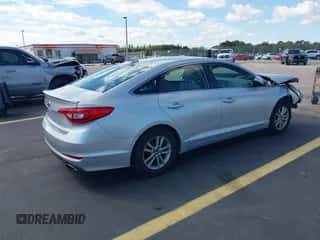 2017 Hyundai Sonata 2.4L z VIN 5NPE24AF9HH542660, wystawiony jako IAAI lot #43451542 z przebiegiem 131 388 mil mil oraz . Historia ofert i sprzedaży dostępna na DreamBid. Obrazek 4.
