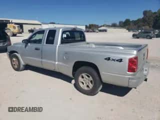 2005 Dodge Dakota z VIN 1D7HW52N95S257022, wystawiony jako Copart lot #77284684 z przebiegiem 204 724 mil mil oraz Czysty tytuł • Clean title. Historia ofert i sprzedaży dostępna na DreamBid. Obrazek 2.