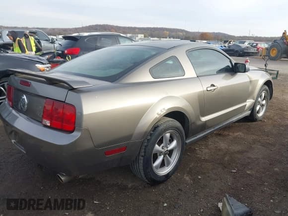 ✅ 2005 Ford Mustang Deluxe • VIN: 1ZVHT80N755107848 • Lot: 43667529. Listed on IAAI with 189,380 mi. Free auction sales archive from the USA and detailed vehicle history report at DreamBid. Image 4.