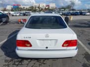 ✅ 1999 Mercedes-Benz E 320 • VIN: WDBJF70H7XA882580 • Lot: 43771803. Wystawiony na IAAI z przebiegiem 123 345 mil. Bezpłatny archiwum sprzedaży aukcyjnych z USA i szczegółowy raport historii pojazdu na DreamBid. Zdjęcie 16.
