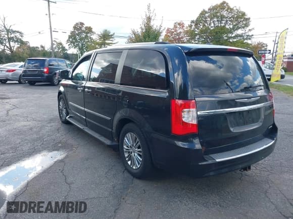 ✅ 2011 Chrysler Town & Country Limited • VIN: 2A4RR6DG9BR611543 • Lot: 43534489. Wystawiony na IAAI z przebiegiem 215 025 mil. Bezpłatny archiwum sprzedaży aukcyjnych z USA i szczegółowy raport historii pojazdu na DreamBid. Zdjęcie 3.