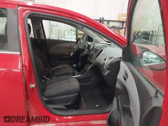 2012 Chevrolet Sonic LT z VIN 1G1JD6SB1C4114864, wystawiony jako IAAI lot #43523084 z przebiegiem 101 758 mil mil oraz . Historia ofert i sprzedaży dostępna na DreamBid. Obrazek 5.