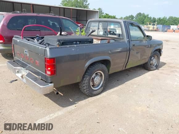1992 Dodge Dakota z VIN 1B7FL26X0NS508319, wystawiony jako IAAI lot #42468014 z przebiegiem 195 683 mil mil oraz . Historia ofert i sprzedaży dostępna na DreamBid. Obrazek 4.
