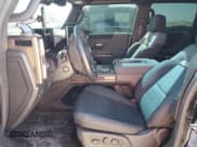 ✅ 2024 GMC Hummer EV 3X • VIN: 1GKB0RDC4RU103837 • Lot: 76064674. Wystawiony na Copart z przebiegiem Nie podano. Bezpłatny archiwum sprzedaży aukcyjnych z USA i szczegółowy raport historii pojazdu na DreamBid. Zdjęcie 7.