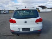 ✅ 2017 Volkswagen Tiguan S • VIN: WVGBV7AX7HK000183 • Lot: 43803104. Wystawiony na IAAI z przebiegiem 94 265 mil. Bezpłatny archiwum sprzedaży aukcyjnych z USA i szczegółowy raport historii pojazdu na DreamBid. Zdjęcie 16.