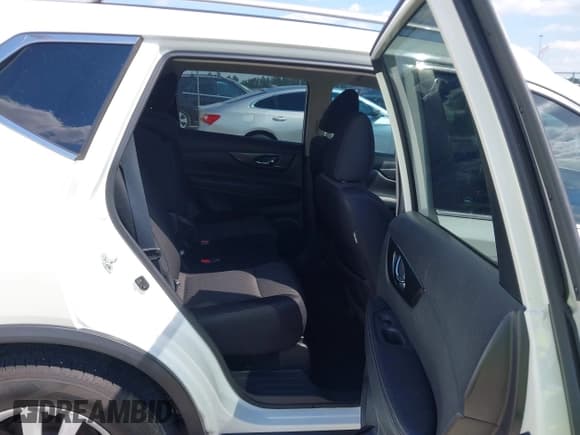 ✅ 2017 Nissan Rogue SL • VIN: 5N1AT2MT1HC833288 • Lot: 43319729. Listed on IAAI with 116,478 mi. Free auction sales archive from the USA and detailed vehicle history report at DreamBid. Image 8.