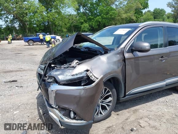 ✅ 2018 Mitsubishi Outlander SE • VIN: JA4AD3A33JZ014095 • Lot: 42278605. Wystawiony na IAAI z przebiegiem 235 000 mil. Bezpłatny archiwum sprzedaży aukcyjnych z USA i szczegółowy raport historii pojazdu na DreamBid. Zdjęcie 6.