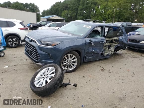 ✅ 2024 Toyota Highlander Platinum • VIN: 5TDAAAB55RS014549 • Lot: 81266385. Listed on Copart with 37,028 mi. Free auction sales archive from the USA and detailed vehicle history report at DreamBid. Image 1.